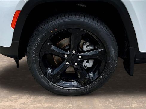 Used 2025 Jeep Grand Cherokee Limited w/ Black Appearance Package RWD image 35