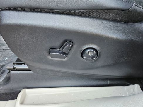 Used 2024 Chrysler Pacifica Touring-L image 21