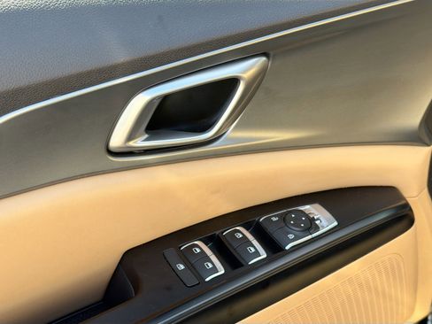 Used 2023 Kia Carnival LX image 23