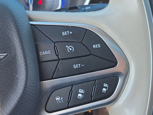 Used 2021 Chrysler Pacifica Limited w/ Uconnect Theater Family Group image 39