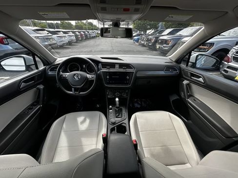 Used 2018 Volkswagen Tiguan SEL AWD/4WD image 16
