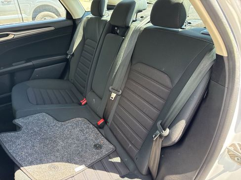 Used 2019 Ford Fusion SE FWD image 16