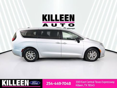 Used 2024 Chrysler Pacifica Touring-L image 9