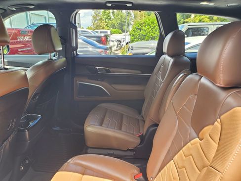 Used 2022 Kia Telluride SX w/ SX Prestige Package AWD/4WD image 9