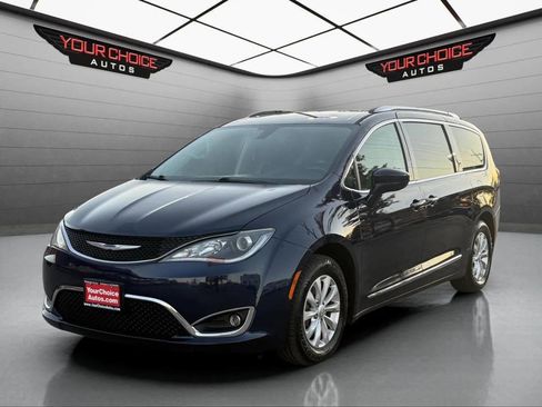 Used 2018 Chrysler Pacifica Touring-L image 1