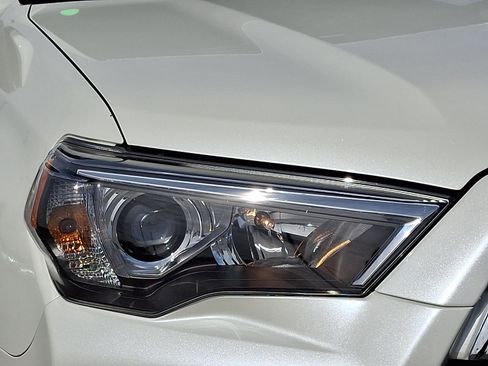 Used 2022 Toyota 4Runner Limited AWD/4WD image 9