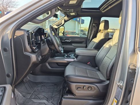 Used 2024 Chevrolet Silverado 2500 ZR2 w/ Technology Package image 11