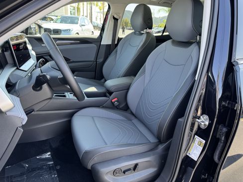 Certified 2025 Volkswagen Tiguan SE AWD/4WD image 14