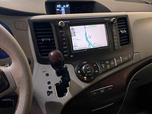 Used 2014 Toyota Sienna XLE image 24