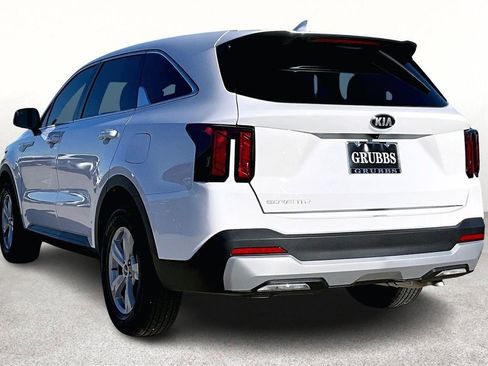 Used 2025 Kia Sorento LX image 2