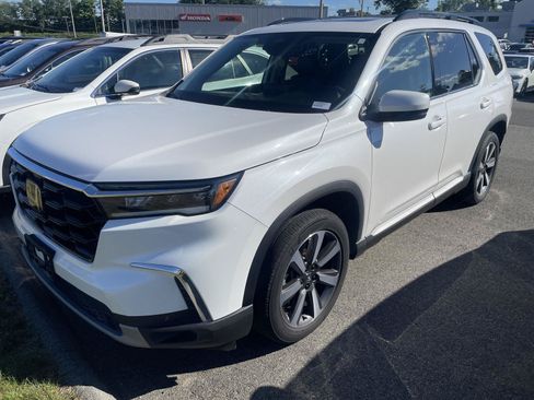 Used 2023 Honda Pilot Touring image 3
