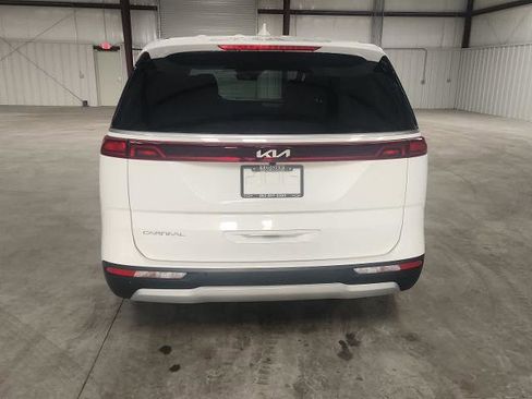 Used 2024 Kia Carnival LX FWD image 4