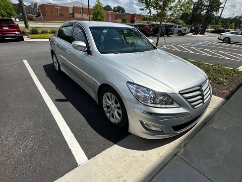 Used 2012 Hyundai Genesis 3.8 RWD image 3