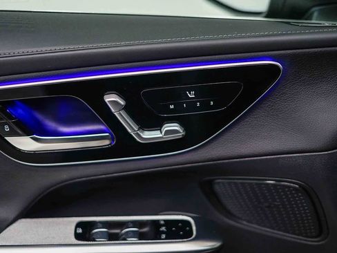 Used 2025 Mercedes-Benz GLC 300 4MATIC image 24