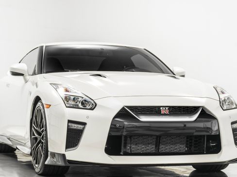 Used 2020 Nissan GT-R Premium image 3