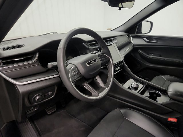 Used 2025 Jeep Grand Cherokee Altitude AWD/4WD image 13