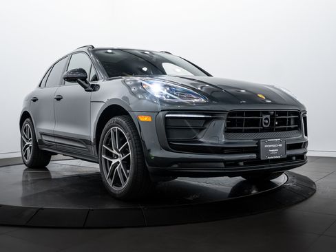 Certified 2025 Porsche Macan image 9