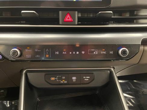 Used 2025 Kia Carnival image 5