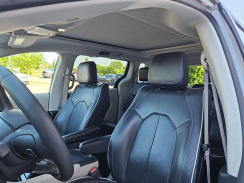 Used 2023 Chrysler Pacifica Limited FWD image 21