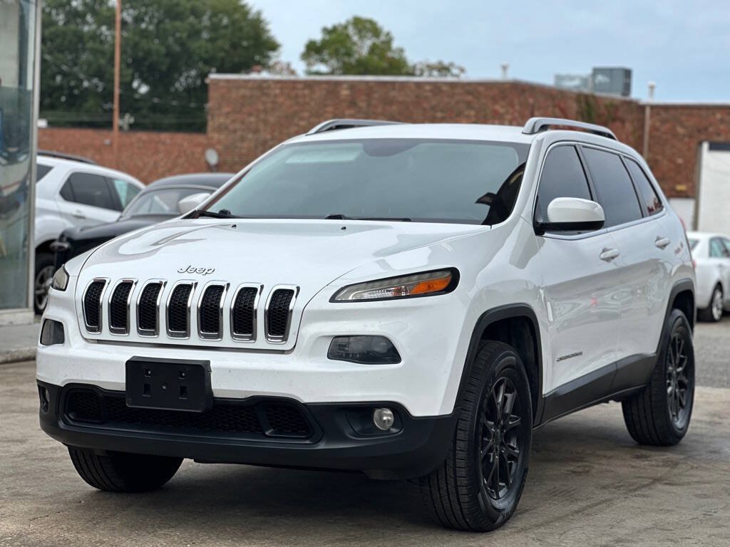 Used 2016 Jeep Cherokee Latitude w/ Cold Weather Group AWD/4WD image 2