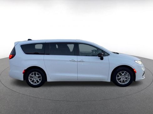 Used 2025 Chrysler Pacifica Select image 16