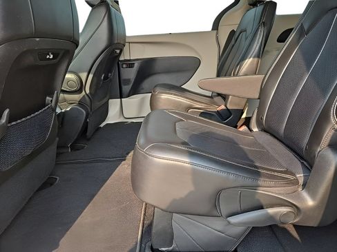 Used 2023 Chrysler Pacifica Touring-L FWD image 33