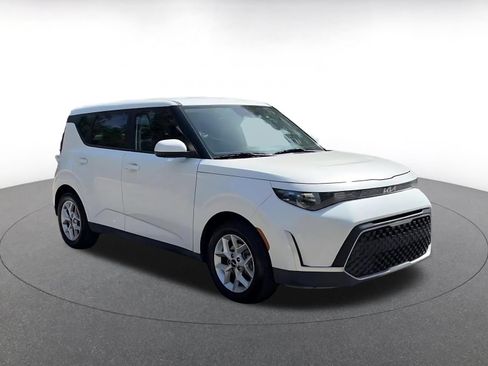 Used 2025 Kia Soul LX w/ LX Technology Package FWD image 2