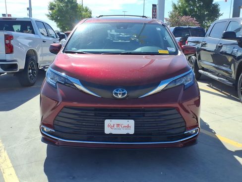 Used 2021 Toyota Sienna XLE FWD image 2
