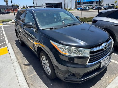 Used 2015 Toyota Highlander LE FWD image 3