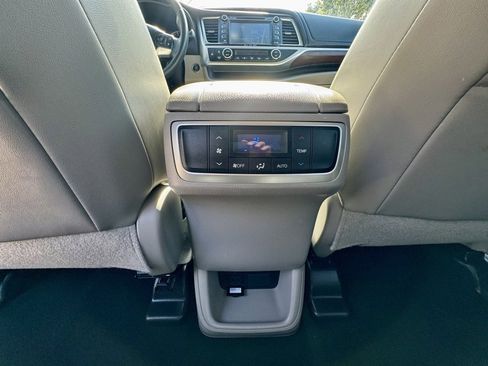 Used 2016 Toyota Highlander Limited image 19