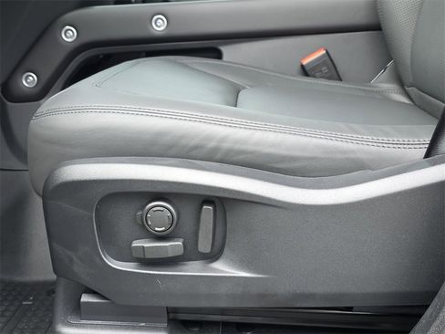 New 2026 Land Rover Defender 110 X-Dynamic SE image 29