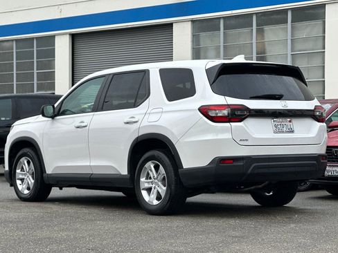Used 2023 Honda Pilot LX image 7
