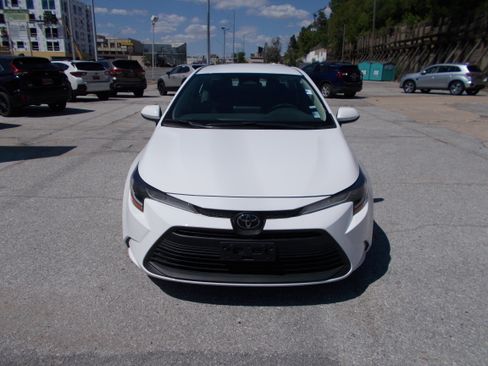 Used 2024 Toyota Corolla LE FWD image 2