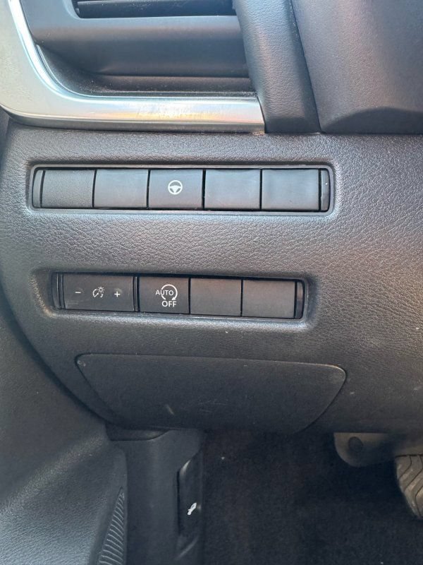 Used 2023 Nissan Rogue SV AWD/4WD image 19