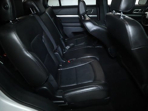 Used 2018 Ford Explorer XLT w/ Equipment Group 202A FWD image 34