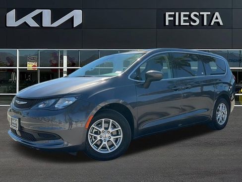 Used 2023 Chrysler Voyager LX image 2