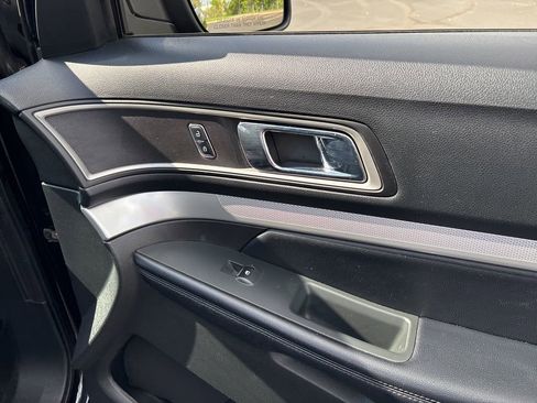 Used 2017 Ford Explorer XLT image 40
