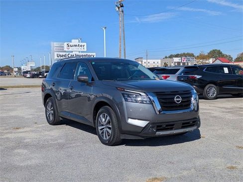 Used 2023 Nissan Pathfinder SL image 3