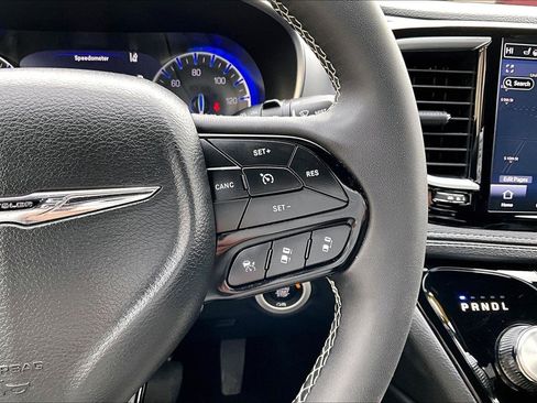 Used 2025 Chrysler Pacifica Limited image 14