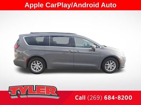 Used 2022 Chrysler Pacifica Touring-L FWD image 9