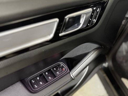 Used 2023 Porsche Cayenne Platinum Edition w/ Towing Package w/o Tow Ball image 22