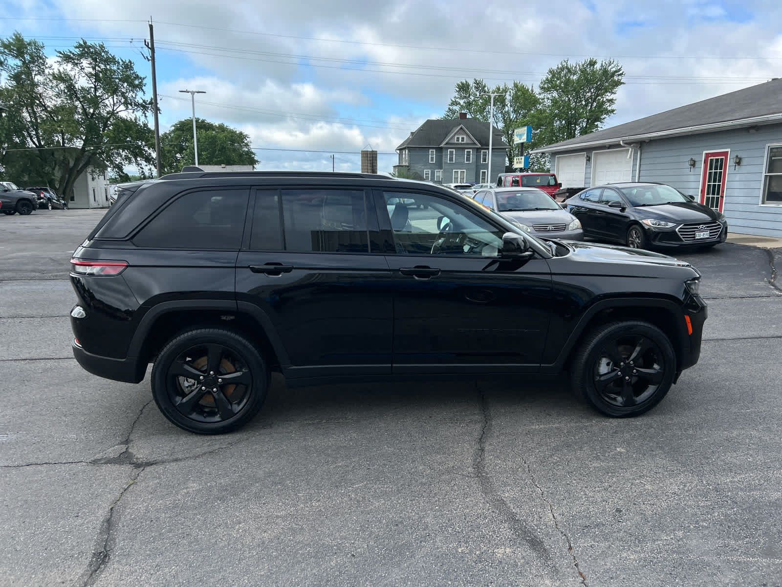 Used 2023 Jeep Grand Cherokee Limited w/ Luxury Tech Group II AWD/4WD image 2
