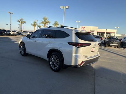 Certified 2024 Toyota Highlander Platinum AWD/4WD image 7