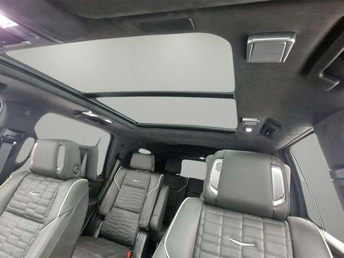 Used 2025 Cadillac Escalade Sport Platinum w/ LPO, ONYX Package image 18