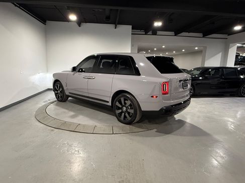 Used 2023 Rolls-Royce Cullinan w/ Cullinan Package image 32