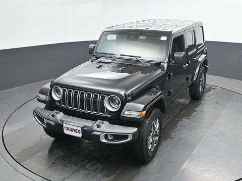 Used 2025 Jeep Wrangler Unlimited Sahara AWD/4WD image 35