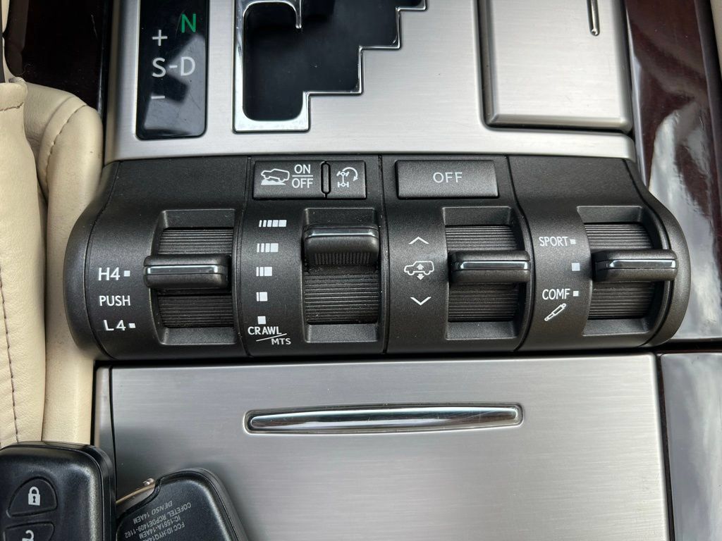 Used 2013 Lexus LX 570 4WD w/ Luxury Pkg image 44