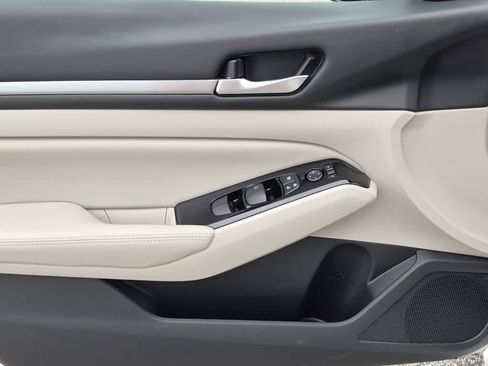 Used 2024 Nissan Altima 2.5 SL FWD image 9