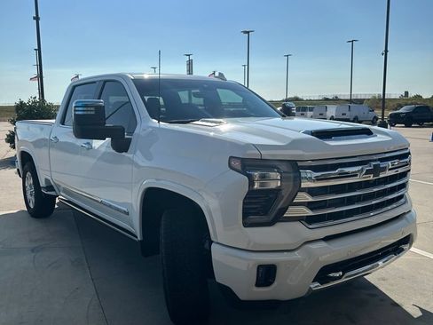 Used 2024 Chevrolet Silverado 2500 High Country w/ High Country Premium Package AWD/4WD image 3