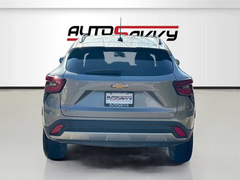 Used 2025 Chevrolet Trax LT w/ LT Convenience Package image 6